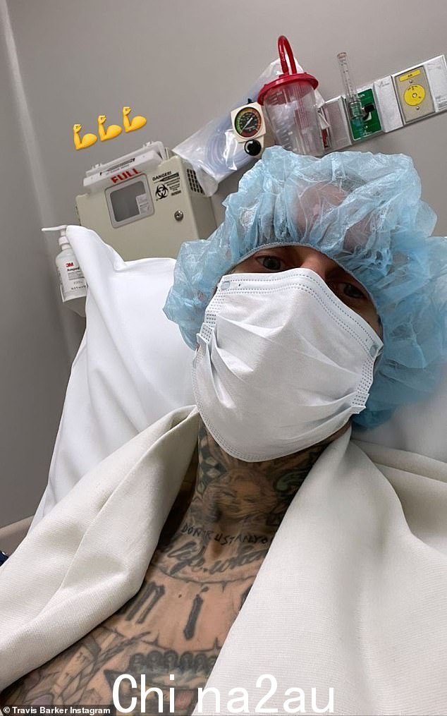 医院:在合同中,她 47 岁的摇滚男友在社交媒体上发布了快照本月早些时候,他在无名指受伤后准备接受手术时,穿着医院的长袍,手臂上戴着静脉注射器