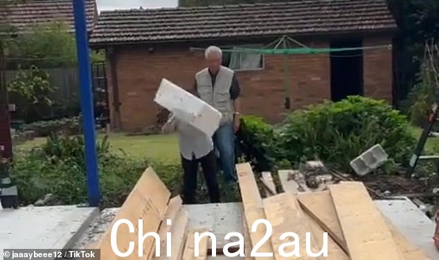 视频以女人将一块大的泡沫塑料板扔到建筑工地上结束