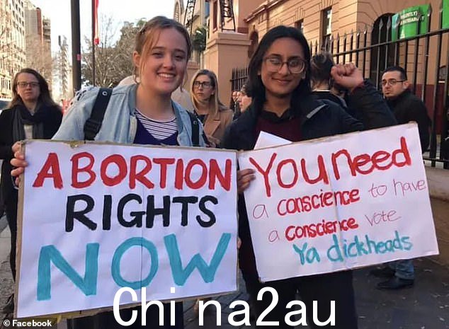 Clark 女士(左图)在抗议 Turnbull 先生的露面并在大学的一个反堕胎摊位上设置纠察线后被悉尼大学停职一年