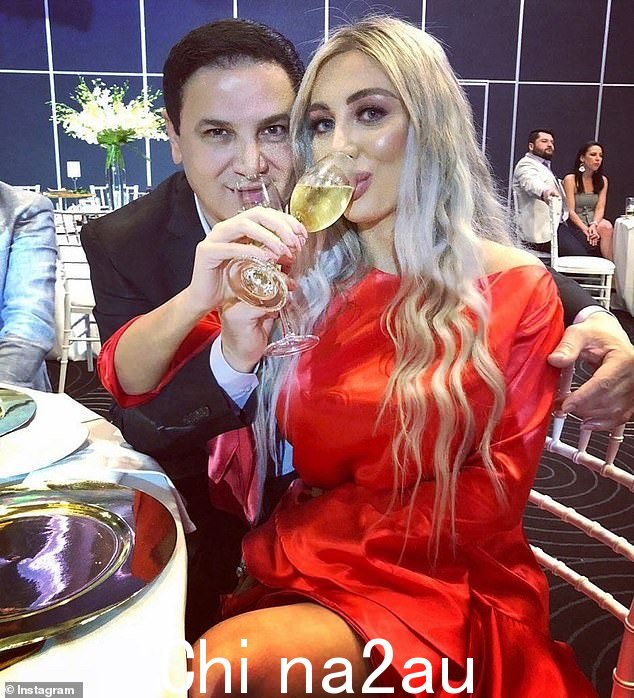 房地产开发商 Jean Nassif 已离开澳大利亚前往黎巴嫩农村,在议会调查 Hills Shire 议会议员涉嫌不当行为的前几天通知调查委员会(与他的妻子 Nisserine Nassif 合影)
