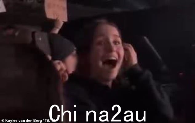 搞笑:这位 26 岁的苏格兰音乐家被拍到在前排呼唤一位发出异常声音的女粉丝