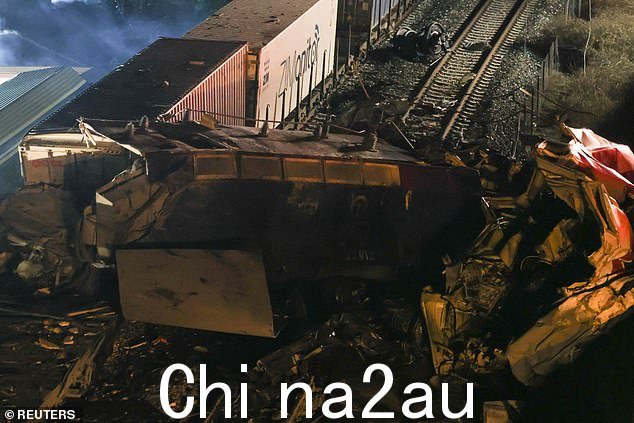 几节火车脱轨并散落在铁轨上