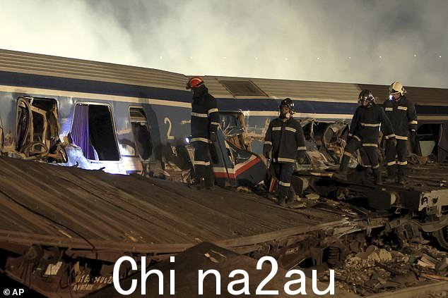 消防员在星期三早些时候在希腊拉里萨市附近的坦佩发生碰撞后进行操作