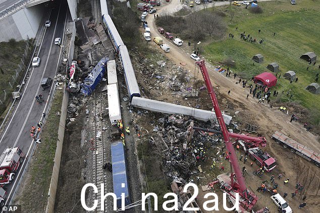 3 月 1 日,星期三,在希腊拉里萨市附近,雅典以北约 235 英里的坦佩发生碰撞后,火车残骸躺在铁路线上
