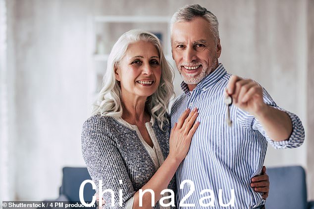 年轻人说 1990 年代和今天的较低利率之间的比较不会叠加(库存图片)