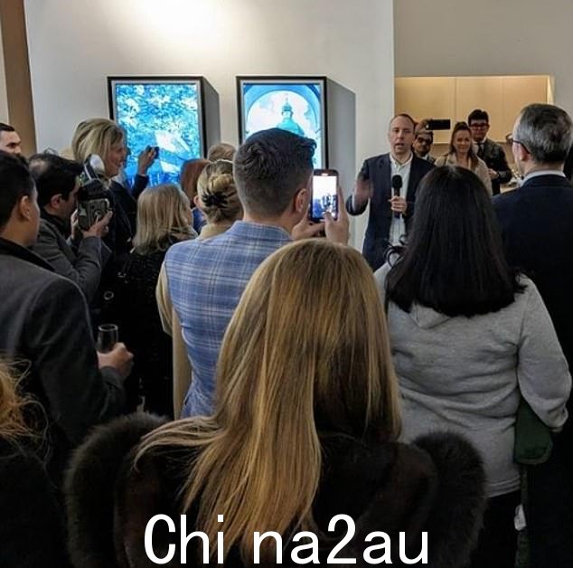 汉考克先生昨晚在伦敦梅菲尔的 NFT 画廊发表演讲,当时是为英国国际关怀协会对乌克兰的人道主义呼吁筹款活动