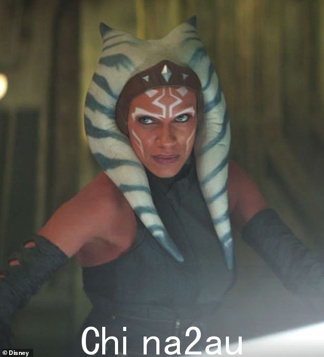 角色:道森在备受赞誉的星球大战衍生系列中扮演 Ahsoka Tano,Togruta 人形物种的女性,前绝地学徒