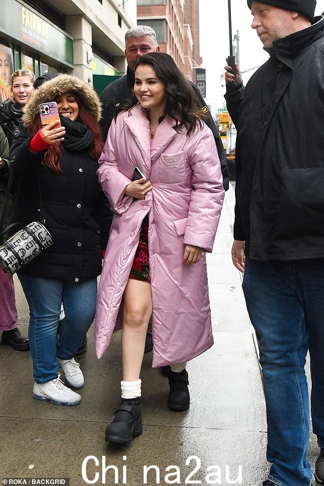 漂亮的粉红色:周二,赛琳娜·戈麦斯 (Selena Gomez) 在前往纽约曼哈顿大楼谋杀案片场的路上向粉丝们致意时,既时尚又热情