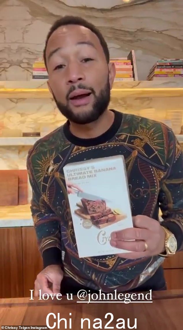 Baker John:但是仅仅因为 Teigen 不能放纵自己,这并没有阻止她的丈夫 John Legend 为自己和他们的孩子准备一些自制的香蕉面包