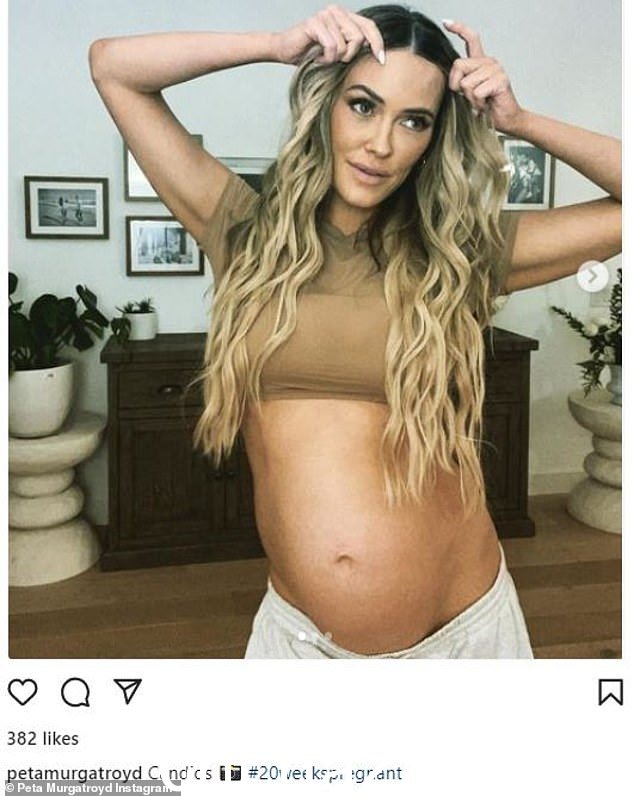 'Candids':Peta 现在已经怀孕一半了,她于 2 月 2 日在 Instagram 上透露她当时已经怀孕 20 周了