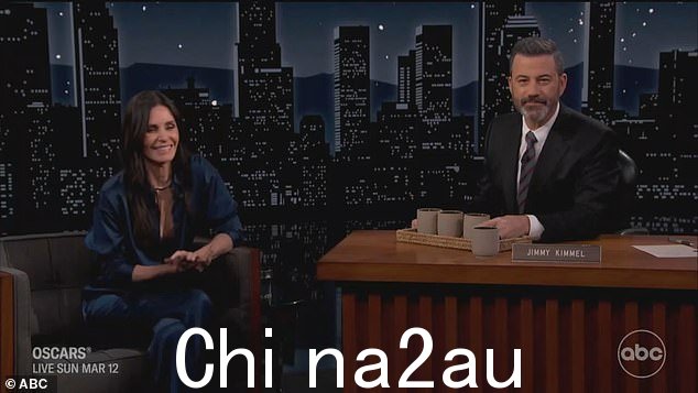 Jimmy 还让 Courteney 的香薰蜡烛系列接受了 TikTok 上一个闻蜡烛味的婴儿的测试。