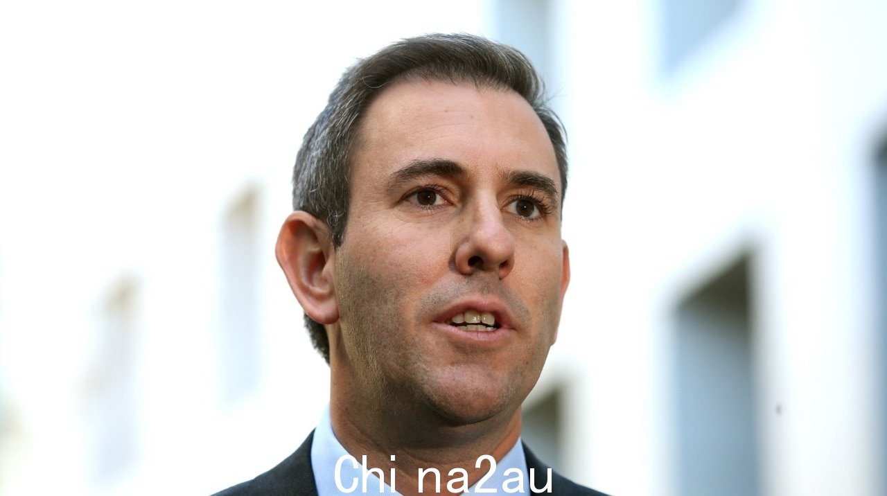 财务主管为不在住房税减免方面‘更加明确’” /><p>财政部长吉姆·查默斯 (Jim Chalmers) 表示,他“准备”承认他应该排除对澳大利亚家庭住宅征收资本利得税的可能性。</p><p>在激烈的采访中在周三早上的 Sunrise 上,Chalmers 先生多次被问及政府是否会对家庭住宅的资本利得税优惠进行修改,因为工党因其拟议的养老金改革而受到抨击。</p><p>但财政部长拒绝这样做尽管澳大利亚总理安东尼·艾博年 (Anthony Albanese) 后来宣布这是一个“坏主意”,但他排除了主要的税收威胁。</p><p>周三数小时后,财政部长出现在新闻发布会上,介绍了最新的 GDP 数据,当时天空新闻澳大利亚主持人基兰吉尔伯特介入询问资本利得税豁免的未来。</p><p>“The Prime部长说我们不会影响家庭住宅,句号,感叹号,排除。这是你做同样事情的机会,”吉尔伯特说。</p><img class=