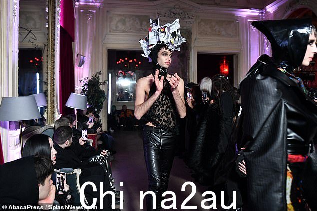 哥特式:展示新系列的诺亚在前排观看,模特们穿着深色皮革套装冲进跑道