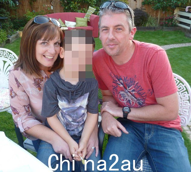柯克伍德的未婚夫兰德尔先生和他的前妻在这里。当他们在 2017 年分手时,她在 Facebook 上写道:“现在是我的时候了”,得到了朋友们的支持评论,其中一位回复说:“是时候了!” class=