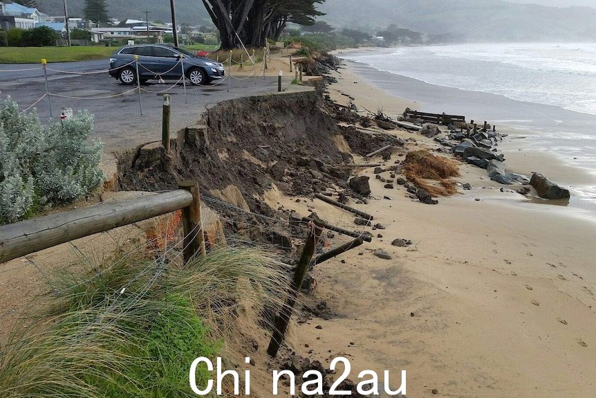 坍塌到海滩上的停车场边缘。