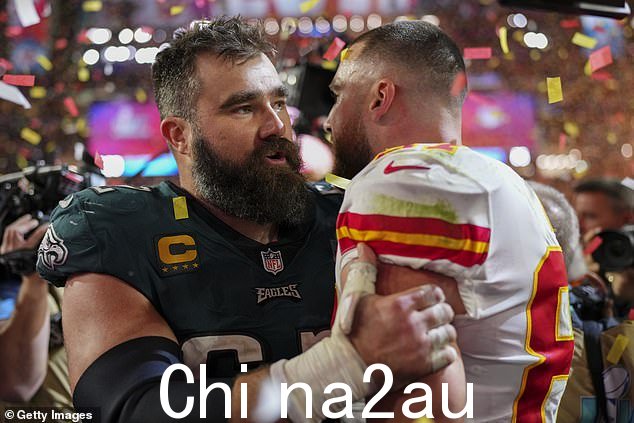 兄弟 vs. 兄弟:这位 NFL 球星最近在今年 2 月 12 日的超级碗比赛中与他的兄弟正面交锋,特拉维斯的酋长队最终以 38-38 击败老鹰队35