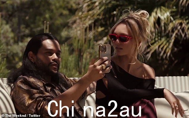 在场景中,德普的角色莉莉说,'我不知道,我认为它可能已经过了巅峰期',因为角色们讨论了她的角色如何让出版物的光芒黯然失色在关注者中