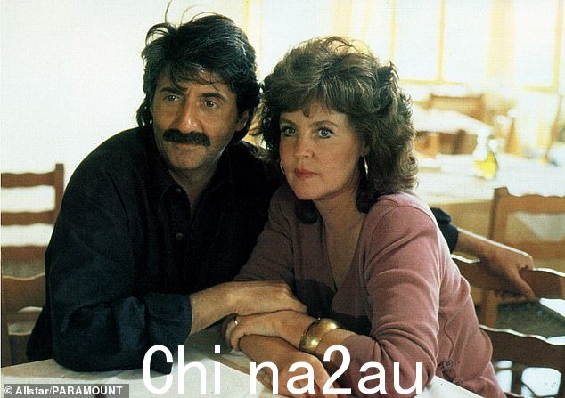即使您认为 1989 年由保琳·柯林斯饰演雪莉和汤姆·孔蒂饰演科斯塔斯的电影(图中,她多疑的希腊情人)是不可动摇的,但您很有可能会爱上这部两不误的电影-a-a-bit hour solo show even more