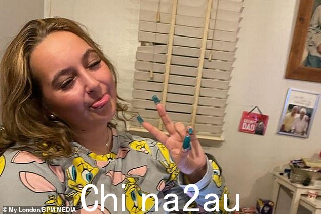 '美丽'的年轻女子 Libbey Peverall(如图),20 岁,尽管父亲尽了最大努力试图挽救她的生命,但在她倒地并突然死在父亲的怀抱后让她的家人伤心欲绝