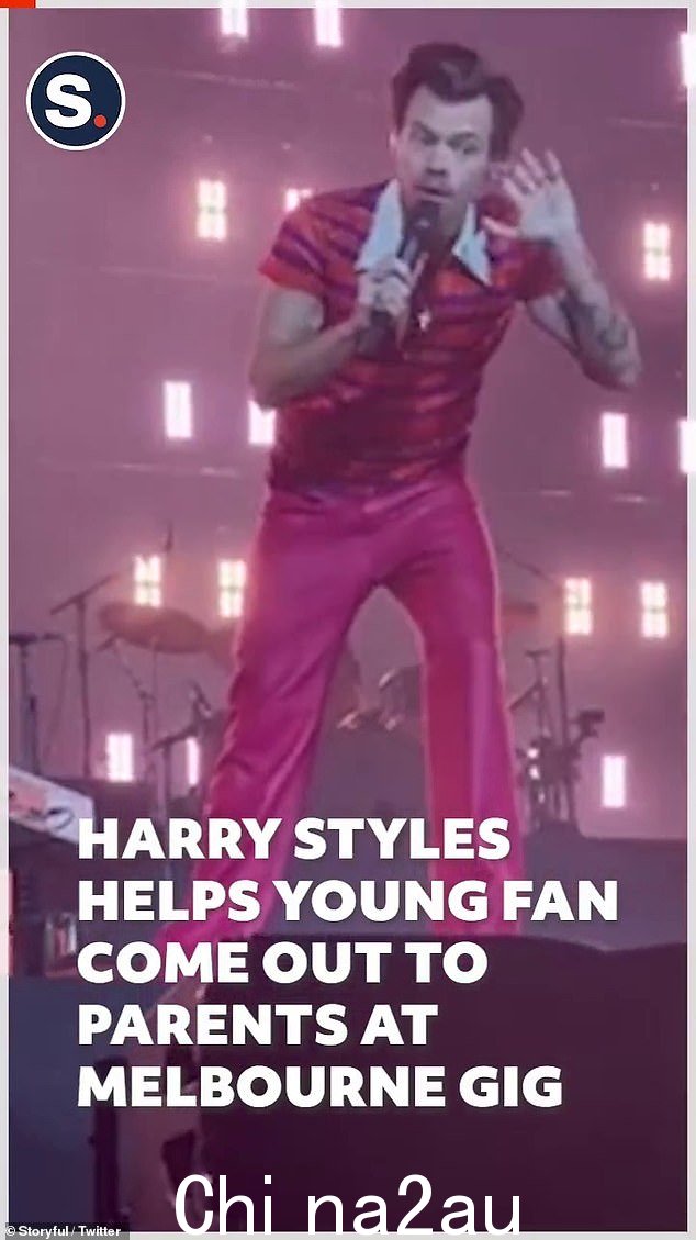 2 月 24 日,29 岁的 Harry Styles 在澳大利亚墨尔本的一场音乐会上帮助一位歌迷向她的父母出柜,根据 Storyful 转发的病毒视频