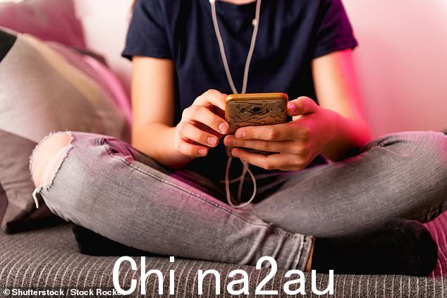 不要给孩子买智能手机。了解他们接触的是什么。保护他们。那是父母的职责,而不是老师的职责