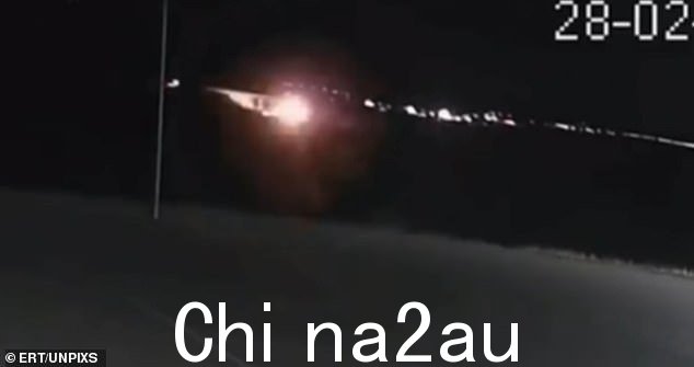 闭路电视画面显示相撞的火车突然起火的那一刻