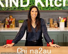 52 岁的帕德玛·拉克希米 (Padma Lakshmi) 身穿带金链子的黑色上衣，看起来很年轻