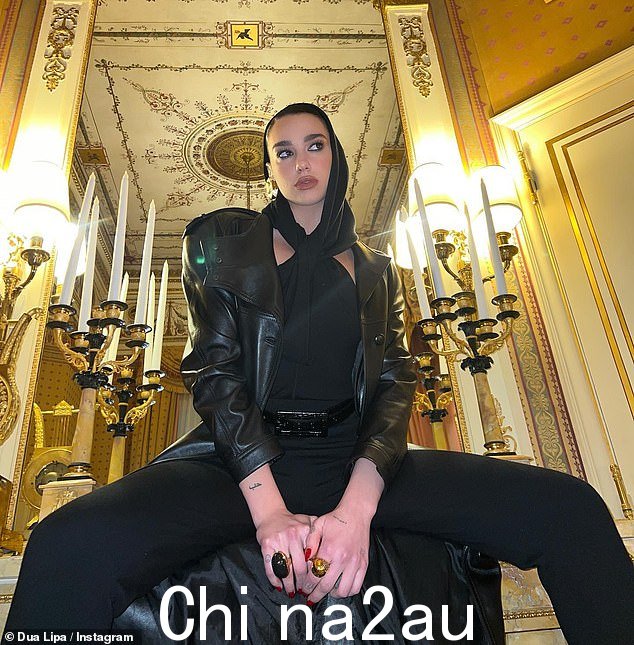 爱情之城:这位歌手,27 岁,以她的新男友,Rita Ora 的前男友 Romain Gavras 在周二晚上的 Saint Laurent 秀场