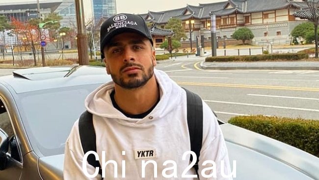 Omar Slaimankhel,去年赢得第九频道 The Block 的冠军,瞄准了 Harris 嘲笑同性恋喜剧演员的笑话。图片:已提供