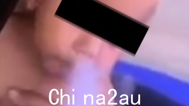 据称婴儿阿姨在婴儿呼气前将电子烟放在婴儿嘴前蒸气。还可以听到一名妇女在背景中大笑。图片:7News