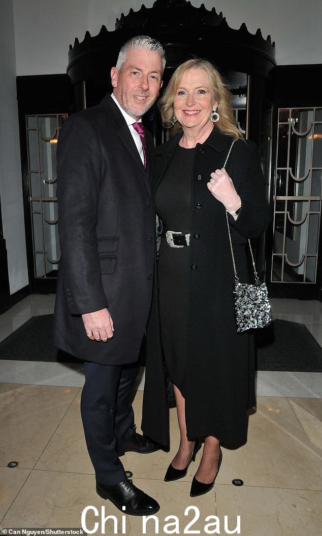 BBC 天气节目主持人 Carol Kirkwood(右)一直对她 47 岁的秘密未婚夫 Steve Randall(左)的身份含糊其辞,照片是在 Claridge's 的广播时代封面派对上拍摄的