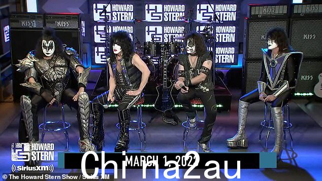 退休年龄:Simmons 和联合创始人 Paul Stanley (2-L) 分别是 73 岁和 71 岁,是变装型组中最年长的成员 -主音吉他手 Tommy Thayer (R) 62 岁,鼓手 Eric Singer (2-R) 64