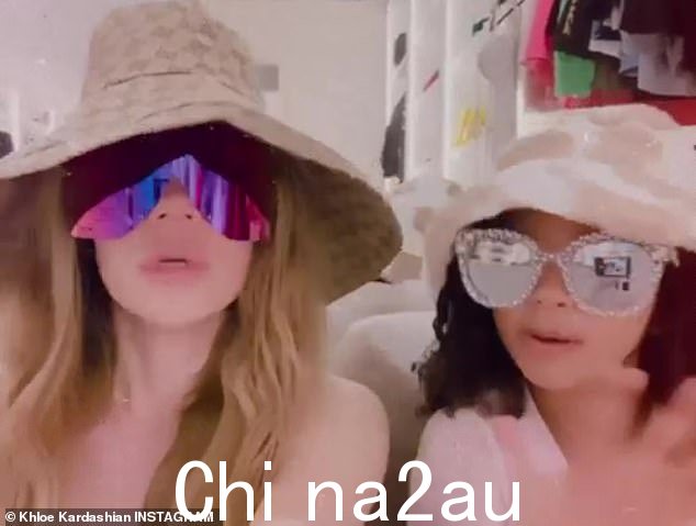 Fancy girls:Khloe Kardashian 和她的女儿 True Thompson 发布了一段他们在早上 6 点左右拍摄的视频,他们在唱歌时唱着成为 fancy girls 的小丑