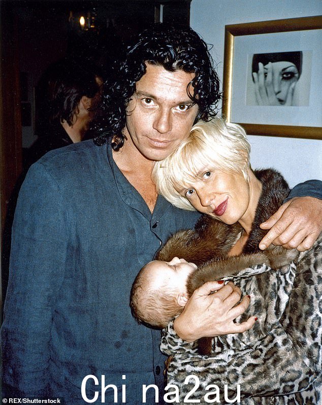 Paula Yates 与 Michael Hutchence 和他们的女儿 Tiger 合照1996 年的莉莉。他们的婚外情结束了她与 Live Aid 英雄 Bob Geldof 的婚姻。 1996 年和他们的女儿 Tiger Lily。他们的婚外情结束了她与 Live Aid 英雄 Bob Geldof 的婚姻 </p><p class=