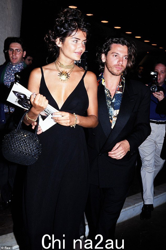 到 1992 年,Michael 和丹麦超模 Helena Christensen(两人都在照片中)在一起,Paula 嫉妒地称她为 'hausfrau'