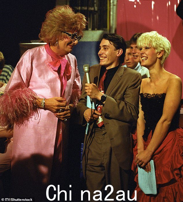 她的朋友说,在 1984 年的 Live Aid 单曲和演唱会前后的两年里,她支付了所有的家庭账单。到 80 年代中期,Bob 的音乐生涯当然毫无进展。 Paula 在 The Tube 上的照片