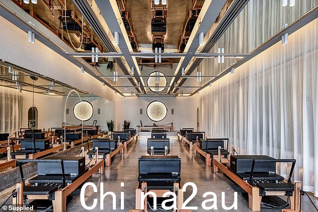 紧随其后的是 Marrickville 分店开设了一家精品“健康”工作室 - 配有改革者普拉提和瑜伽室(如图:Marrickville 改革者普拉提工作室)