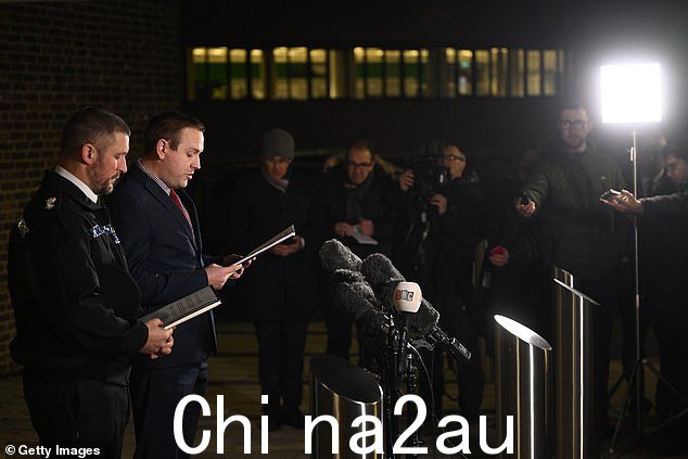 大都会警察侦探警长刘易斯贝斯福德(右)和苏塞克斯警察总警长詹姆斯科利斯(左)昨晚透露,他们正在寻找的婴儿被发现已经死亡