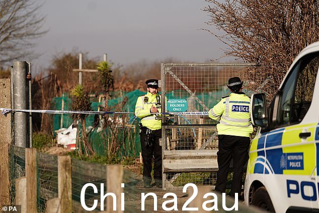 警察在 Shenfield Way 北边的一组分配地张贴了犯罪现场录像带,靠近东萨塞克斯郡布莱顿的现场,在寻找两人的过程中发现了遗体-Constance Marten 和 Mark Gordon 的一个月大婴儿