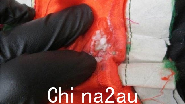藏在衣服里的阿富汗产冰毒。图片:澳大利亚联邦警察局