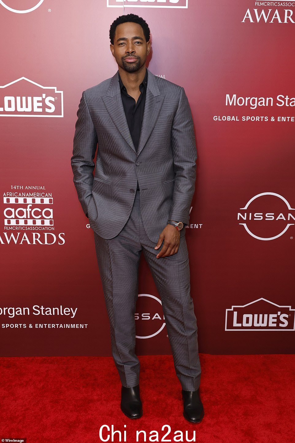 Dapper:Jay Ellis,最出名的是 s出演 HBO 的连续剧《不安全》,身穿灰色西装、微开黑色纽扣衬衫和黑色皮乐福鞋显得帅气