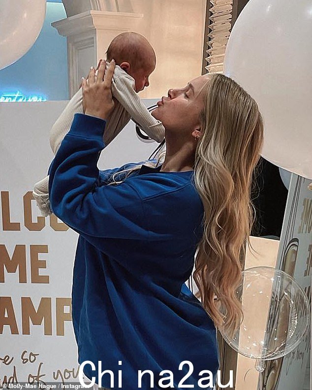 父母:这位 23 岁的 Love Island 明星周一在沙特阿拉伯与杰克保罗的拳击比赛中获胜后返回家中 - 而他的女儿 Bambi 于 1 月下旬出生