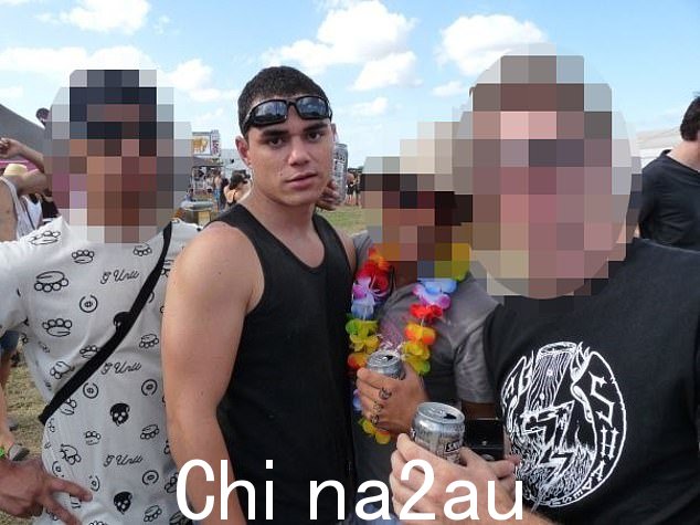 Nicholas James Crilley(中)正在对他的判决和罪犯提出上诉ion