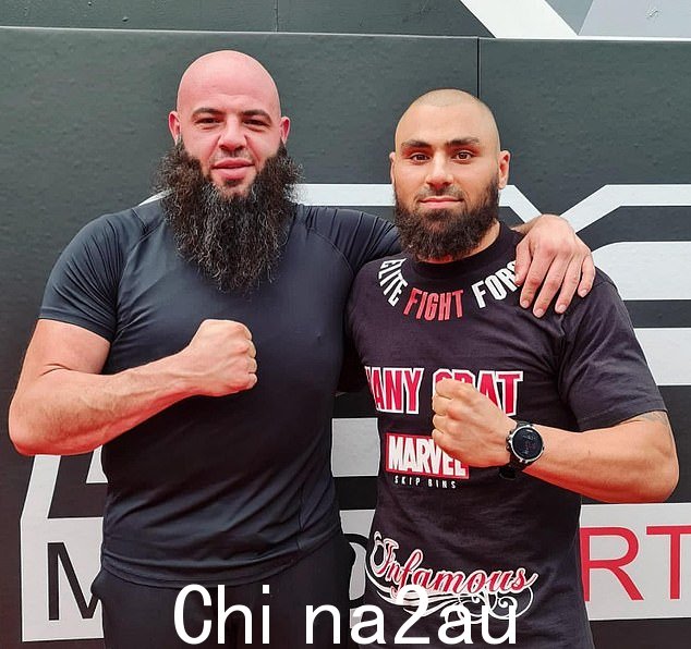 Elite Fight Force 由 Adam Omar(左)(也称为 Boxa Yass)和职业拳击手 Hany Sbat(右)所有。据报道,Omar 是 Comancheros 的同伙,而 Sbat 拥有一辆看起来与 Sabbagh 的黑色梅赛德斯相同的汽车