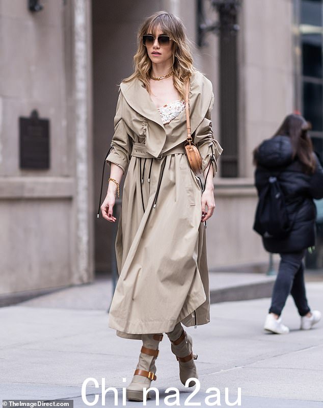 太时尚了!Suki Waterhouse 周四在纽约市外出时身穿时尚风衣和厚底靴,显得别致