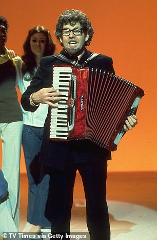 据称受害人声称 92 岁的哈里斯(摄于 1973 年)于 1982 年在澳大利亚墨尔本的一个学校假期营地骚扰她
