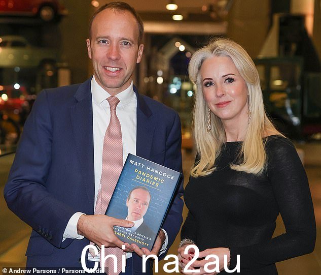 记者 Isabel Oakeshott(右)将超过 100,000 个 WhatsApp 的部分传递给了电讯报,前卫生部长马特汉考克(左)在当时向他提供了这些材料他们正在合作编写他的书《流行病日记》