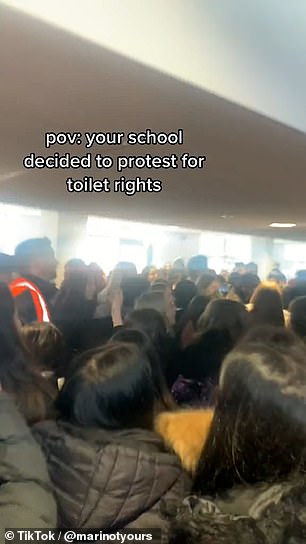 汉普郡韦斯顿中学的学生抗议必须使用男女通用的厕所
