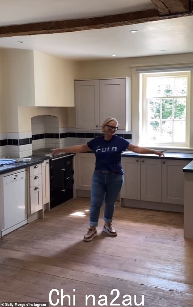 之前和之后：Psychic Sally Morgan 展示了她全新的厨房改造，其中包括豪华中央岛、闪闪发光的枝形吊灯和铜金属触感