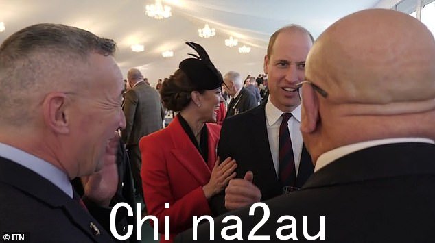 当威廉王子开玩笑地挥手让凯特离开时,可以看到王妃在抚摸她的丈夫和深情的手臂
